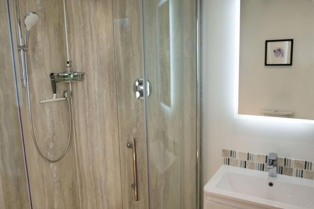 Central 2 Bedroom Luxury Home Close To River Ness 因弗内斯 外观 照片